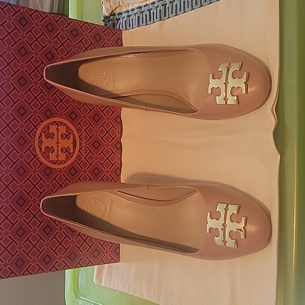 Tory Burch wedge size 6